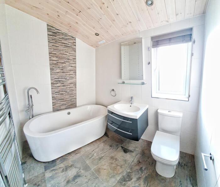 Skyline Lodge Loch Lomond Castle Lodges 巴洛赫 外观 照片